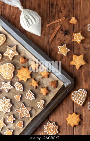 Gingerbread cookie cerise sur une plaque à pâtisserie. Fond bois. Banque D'Images