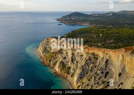 Vue aérienne de l'île d'Ibiza et le littoral pendant le coucher du soleil en Espagne Banque D'Images