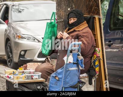 TBILISSI, GÉORGIE. 23 novembre 2019. Ancienne femme géorgienne vendait des articles sur le marché aux puces en Géorgie. Banque D'Images