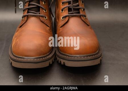 Nouvelle marque de bottes d'hiver brun sur fond gris Banque D'Images