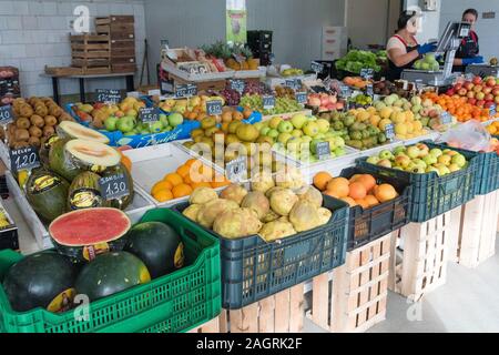 PONTEVEDRA, ESPAGNE - 04 octobre, 2019 : les fruits et légumes du marché local en Espagne Banque D'Images