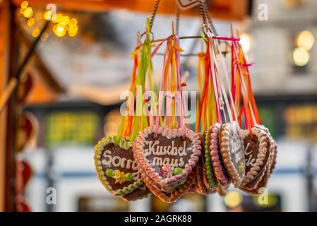 L'allemand classique coloré Gingerbread avec messages d'amour à un marché de Noël typique de Zurich en Suisse Banque D'Images