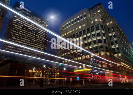 Light trails on South Colonnade en face de JP Morgan, bureaux à Canary Wharf à Noël dans les Docklands Banque D'Images