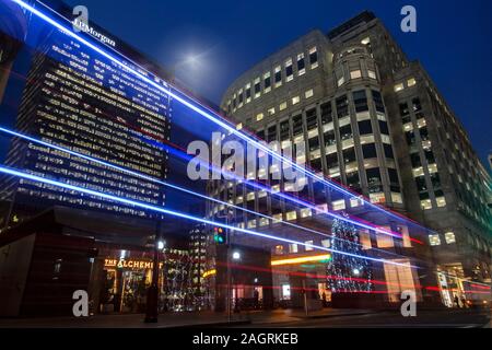 Light trails on South Colonnade en face de JP Morgan, bureaux à Canary Wharf à Noël dans les Docklands Banque D'Images