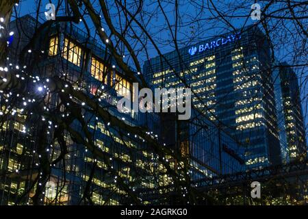 Siège de la banque Barclays à Noël à Canary Wharf dans le Docklands Banque D'Images