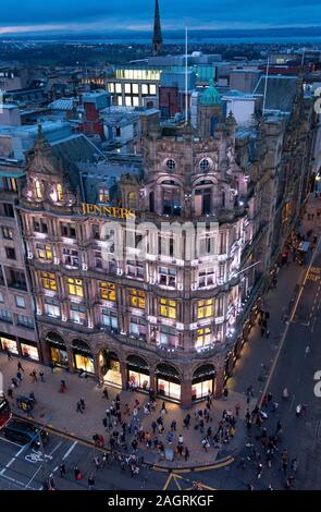 Vue de nuit magasin Jenners sur Princes Street à Édimbourg, Écosse, Royaume-Uni Banque D'Images