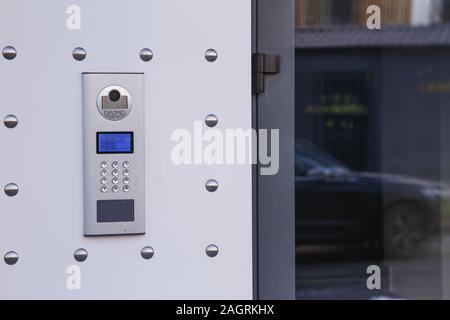Interphone vidéo dans l'entrée d'une maison, de la technologie et concept de sécurité. Banque D'Images