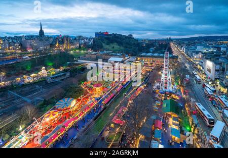 Voir d'Édimbourg Marché de Noël dans l'ouest de Princes Street Gardens et les toits de la ville vers le château d'Édimbourg, Écosse, Royaume-Uni Banque D'Images