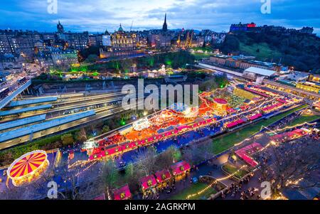 Voir d'Édimbourg Marché de Noël dans l'ouest de Princes Street Gardens et les toits de la ville vers le château d'Édimbourg, Écosse, Royaume-Uni Banque D'Images