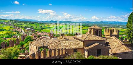 Gradara village médiéval vue du château, Pesaro et Urbino, région des Marches, Italie Europe Banque D'Images