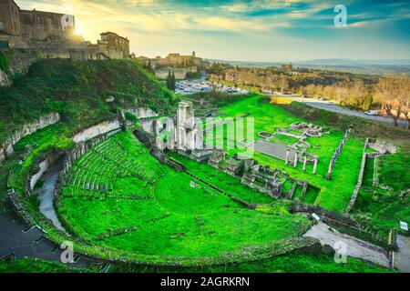 Volterra, théâtre romain ruines au coucher du soleil. 1er siècle avant notre ère, Toscane, Italie, Europe. Banque D'Images