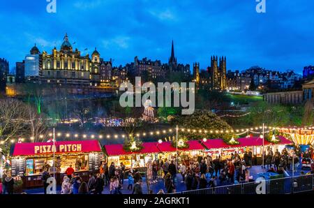 Voir d'Édimbourg Marché de Noël dans l'ouest de Princes Street Gardens et les toits de la ville en direction de la vieille ville d'Édimbourg, Écosse, Royaume-Uni Banque D'Images