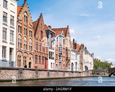 La vieille ville historique et de nouvelles façades de maisons le long du canal Spiegelrei à Bruges, Belgique Banque D'Images
