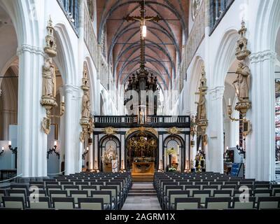 Intérieur de l'église Notre Dame, Onze-Lieve-Vrouwekerk, à Bruges, Belgique Banque D'Images