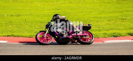 Course de Motos autour de la célèbre voie à Cadwell Park, en Angleterre, UK. Banque D'Images