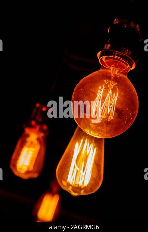 De style moderne, vintage ampoules dans une maison publique sombre Banque D'Images