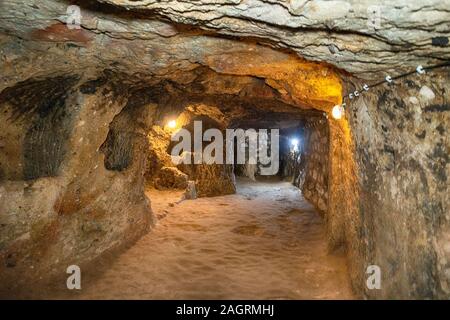 La ville souterraine de Derinkuyu est une ancienne ville grotte à plusieurs niveaux en Cappadoce, en Turquie. Pierre utilisée comme porte dans la vieille ville souterraine Banque D'Images