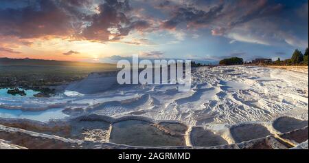 Travertins carbonatés des piscines naturelles pendant le coucher du soleil, Pamukkale, Turquie Banque D'Images