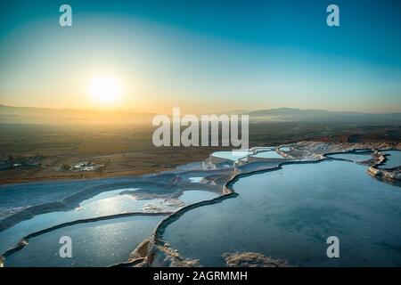 Travertins carbonatés des piscines naturelles pendant le coucher du soleil, Pamukkale, Turquie Banque D'Images