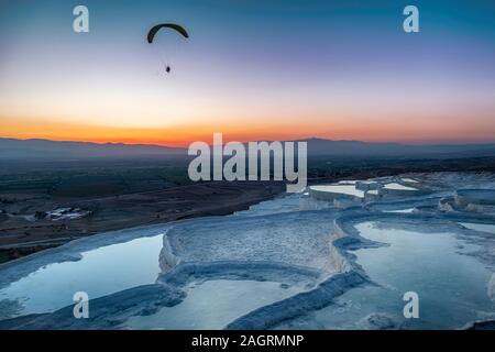 Travertins carbonatés des piscines naturelles pendant le coucher du soleil, Pamukkale, Turquie Banque D'Images