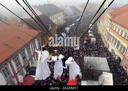 Ustek, République tchèque. Dec 21, 2019. Les anges descendent de la tour de l'église dans un avènement personnalisée lors d'un marché de Noël à Ustek en République tchèque. Festival des Anges pendant l'Avent 2019 avec Flying Angels de la tour de l'église de Saint Pierre et Saint Paul en Ustek, 70 kilomètres au nord de Prague.L'Avent est un temps observé dans plusieurs églises chrétiennes occidentales, à la fois des femmes enceintes l'attente et la préparation de la célébration de la nativité de Jésus à Noël. Le terme est une version du mot latin qui signifie ''entrée' Credit : Slavek Ruta/ZUMA/Alamy Fil Live News Banque D'Images