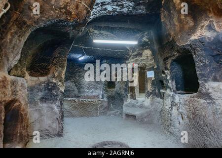 Intérieur d'une église grotte avec des symboles chrétiens sculptés de civilité byzantine dans la ville souterraine de Guzelyurt - Cappadoce, Turquie Banque D'Images