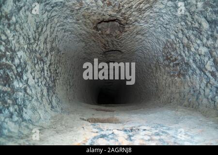 Intérieur d'une église grotte avec des symboles chrétiens sculptés de civilité byzantine dans la ville souterraine de Guzelyurt - Cappadoce, Turquie Banque D'Images