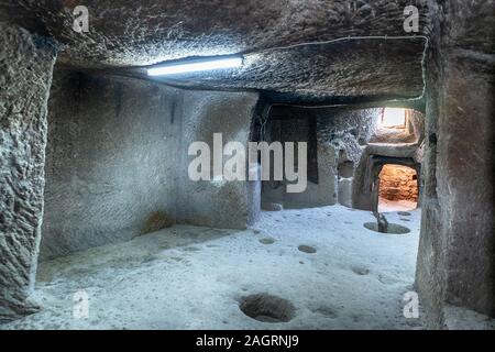 Intérieur d'une église grotte avec des symboles chrétiens sculptés de civilité byzantine dans la ville souterraine de Guzelyurt - Cappadoce, Turquie Banque D'Images