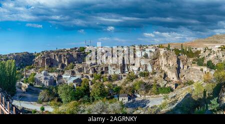 Guzelyurt ville et la ville souterraine près de la vallée d'Ihlara en Cappadoce, Turquie Banque D'Images