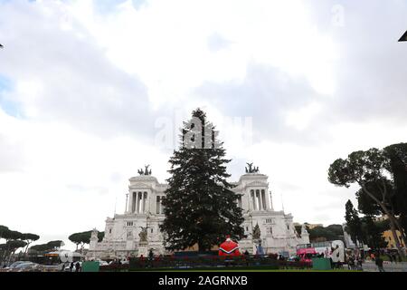 (191221) -- ROME, 21 décembre 2019 (Xinhua) -- Les gens visitent un arbre de Noël à la place de Venise à Rome, Italie, le 20 décembre 2019. L'arbre, 22 mètres de haut, est décoré de 80 000 lumières led et s'allume pendant la saison de fête jusqu'à 6 Janvier, 2020. (Xinhua/Cheng Tingting) Banque D'Images