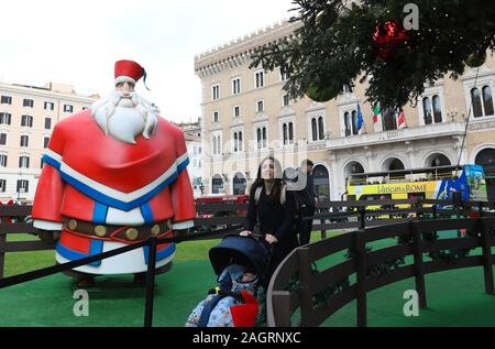 (191221) -- ROME, 21 décembre 2019 (Xinhua) -- Les gens visitent un arbre de Noël à la place de Venise à Rome, Italie, le 20 décembre 2019. L'arbre, 22 mètres de haut, est décoré de 80 000 lumières led et s'allume pendant la saison de fête jusqu'à 6 Janvier, 2020. (Xinhua/Cheng Tingting) Banque D'Images