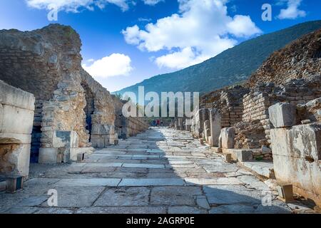 Les ruines et les ruines de la ville antique d'Éphèse contre le ciel bleu sur une journée ensoleillée. Banque D'Images