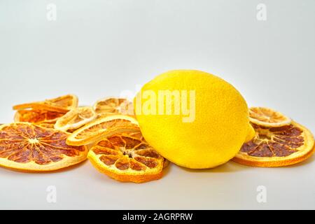 Citron vert frais et séchés agrumes sur fond blanc. Banque D'Images