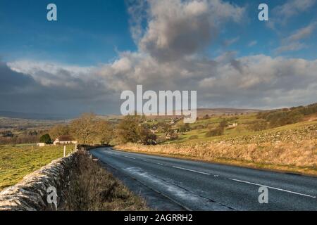 Le village de Eggleston, folie de Teesdale haut sous un grand ciel après la tempête Atiyah 8 Décembre 2019 Banque D'Images