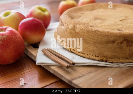 Concept de cuisson . outumn.Baking cookies ingrédients de pâtisserie et les cookies : pommes, épices, sucre, œufs sur bois Banque D'Images