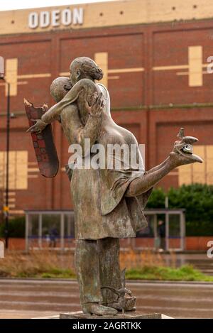 Statue de René Julien appelée le retour, Southend on Sea, Victoria Circus, avec planche à roulettes cassée et canette de boisson. Zone populaire auprès des skateurs Banque D'Images