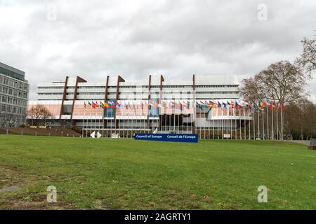 Strasbourg, Bas-Rhin / France - 14. Décembre, 2019 : avis du Conseil de l'Europe à Strasbourg avec les drapeaux des Etats Unies Banque D'Images