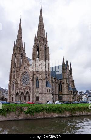 Strasbourg, Bas-Rhin / France - 14. Décembre, 2019 : vue de l'église de Saint Paul de Strasbourg lors d'une fraîche journée d'hiver Banque D'Images