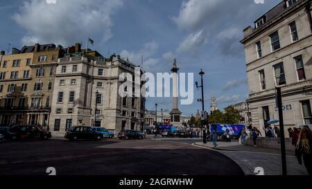 La colonne Nelson sur Trafalgar Square à Londres, Angleterre Banque D'Images