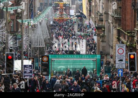 Glasgow, Royaume-Uni. 21 décembre 2019. Sur les derniers achats le samedi avant Noël, des milliers de clients affluent vers le centre-ville de Glasgow pour profiter de la rue des divertissements offerts par Govan branche de l'Armée du Salut, les aliments à l'international marchés de rue et les nombreuses boutiques dans l'exécutif, connu sous le nom de Buchanan Street Glasgow's 'Style'. Credit : Findlay / Alamy News Banque D'Images