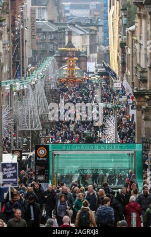 Glasgow, Royaume-Uni. 21 décembre 2019. Sur les derniers achats le samedi avant Noël, des milliers de clients affluent vers le centre-ville de Glasgow pour profiter de la rue des divertissements offerts par Govan branche de l'Armée du Salut, les aliments à l'international marchés de rue et les nombreuses boutiques dans l'exécutif, connu sous le nom de Buchanan Street Glasgow's 'Style'. Credit : Findlay / Alamy News Banque D'Images