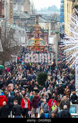 Glasgow, Royaume-Uni. 21 décembre 2019. Sur les derniers achats le samedi avant Noël, des milliers de clients affluent vers le centre-ville de Glasgow pour profiter de la rue des divertissements offerts par Govan branche de l'Armée du Salut, les aliments à l'international marchés de rue et les nombreuses boutiques dans l'exécutif, connu sous le nom de Buchanan Street Glasgow's 'Style'. Credit : Findlay / Alamy News Banque D'Images