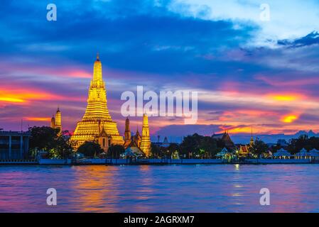 Wat Arun par Chao Phraya à Bangkok, Thaïlande Banque D'Images