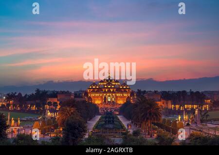 Vue nocturne de Temple akshardham dans Delhi, Inde Banque D'Images