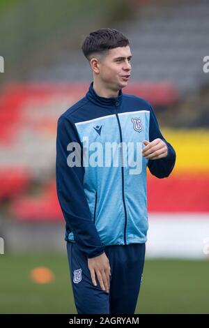 Firhill Stadium, Glasgow, Royaume-Uni. Dec 21, 2019. Championnat écossais, contre Partick Thistle FC Dundee ; Callum Moore de Dundee inspecte le terrain avant le match - usage éditorial : Action Crédit Plus Sport/Alamy Live News Banque D'Images