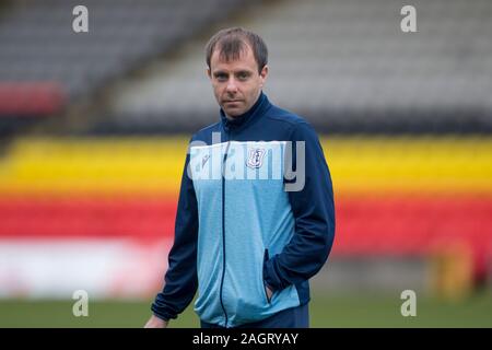 Firhill Stadium, Glasgow, Royaume-Uni. Dec 21, 2019. Championnat écossais, contre Partick Thistle FC Dundee ; Paul McGowan de Dundee inspecte le terrain avant le match - usage éditorial : Action Crédit Plus Sport/Alamy Live News Banque D'Images