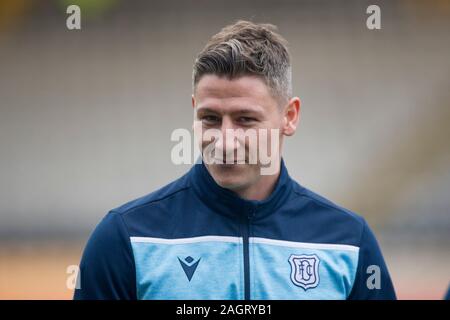 Firhill Stadium, Glasgow, Royaume-Uni. Dec 21, 2019. Championnat écossais, contre Partick Thistle FC Dundee ; Josh Meekings de Dundee inspecte le terrain avant le match - usage éditorial : Action Crédit Plus Sport/Alamy Live News Banque D'Images