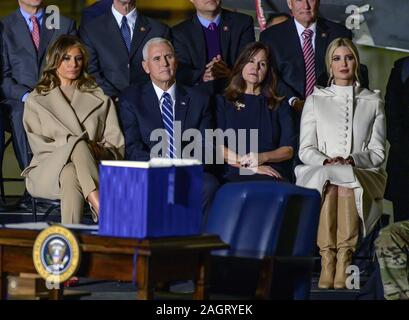 Suitland, Maryland, USA. 18Th Oct, 2019. De gauche à droite : Première dame Melania Trump, United States Vice-président Mike Pence, Karen Pence, et première fille et conseiller du président Ivanka Trump regardent le président américain Donald J. Trump fait de commentaires et signes S.1790, le National Defense Authorization Act pour l'année fiscale 2020 à Joint Base Andrews à Suitland, Maryland le Vendredi, Décembre 20, 2019 Credit : Ron Sachs/CNP/ZUMA/Alamy Fil Live News Banque D'Images