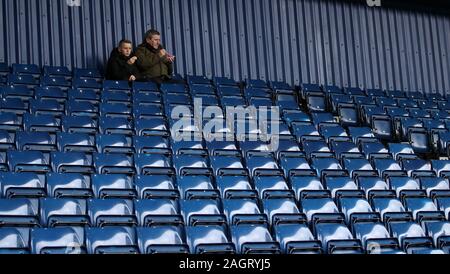 Deux fans dans les peuplements avant le coup d'envoi dans le ciel parier match de championnat à The Hawthorns, West Bromwich. Banque D'Images