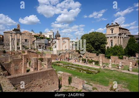 Rome. L'Italie. Forum romain (Forum Romanum/Foro Romano), vue de l'Atrium Vestae Peristylium ou de la Chambre des vestales (premier plan) avec le Modèle caractéristique Banque D'Images